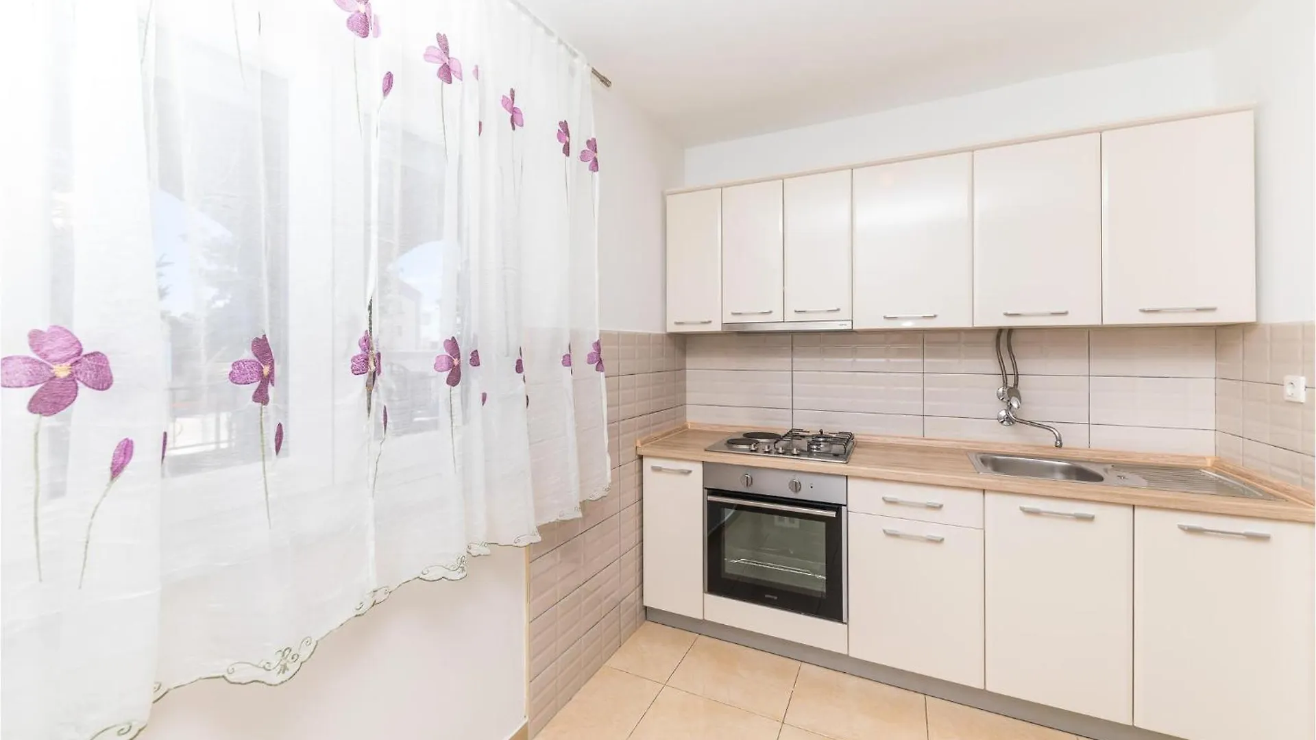 Awesome Home In Okrug Gornji With Kitchen Трогир